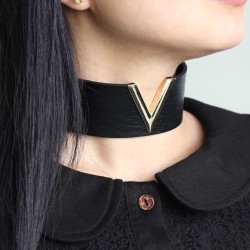 V-shaped Collar